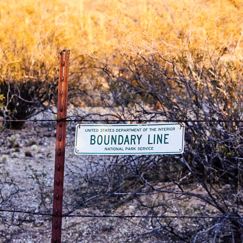 Boundary line sign for national park 
